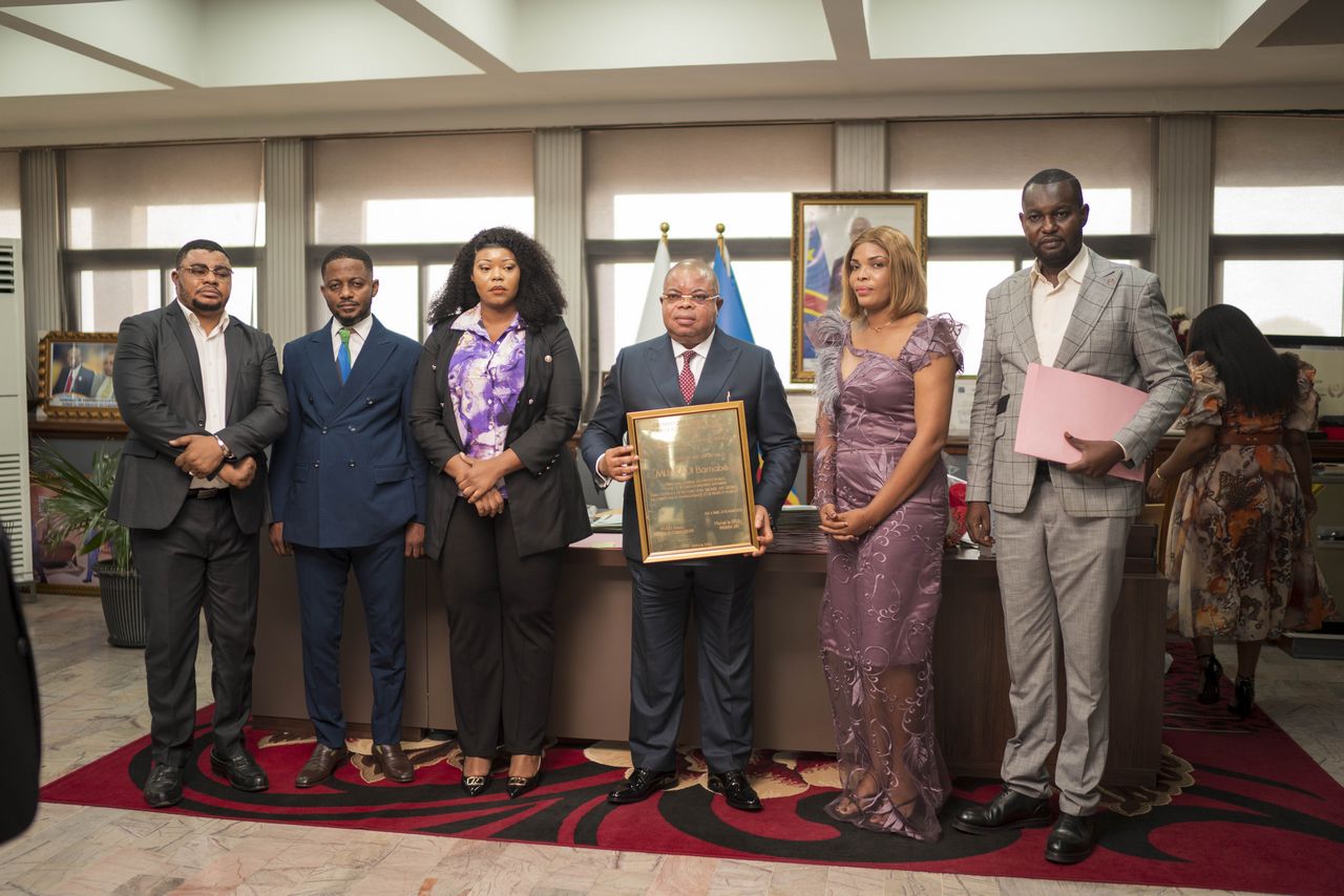 Remise de Certificat International de Performance au DG de la DGI